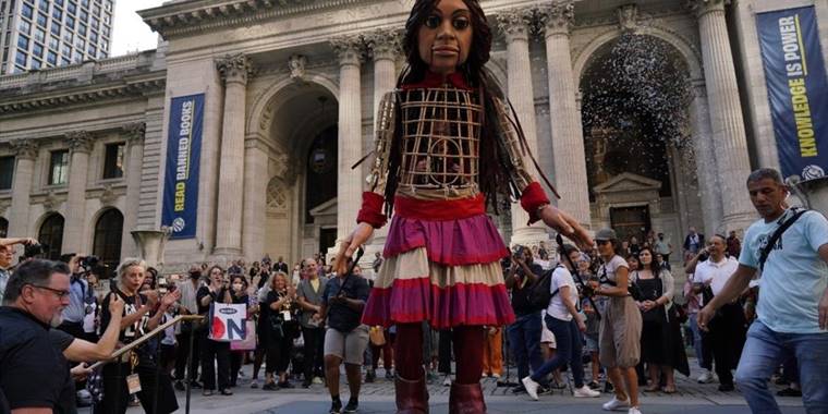 Suriyeli çocukların  sesini dünyaya duyuran 3,5 metrelik "Küçük Emel" New York'ta