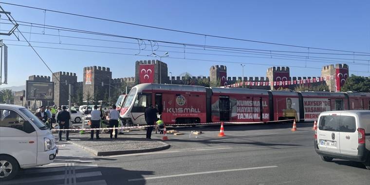 Kayseri'de halk otobüsüyle çarpışan tramvay raydan çıktı