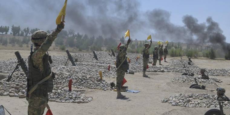 Kırgızistan ile Tacikistan sınırındaki çatışmalarda 24 kişinin öldüğü bildirildi