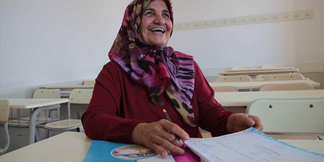 Hayatını 52 yaşında okuma yazma öğrenerek kolaylaştırdı