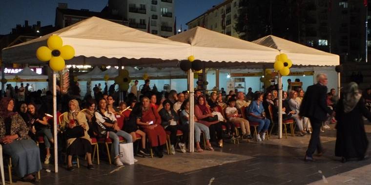 Sivas'ta THM korosu ses sanatçıları bal festivalinde sahne aldı