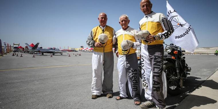 Gökyüzünün 'Deli Anlılar'ı paraşüt atlayışlarıyla gençlere örnek oluyor