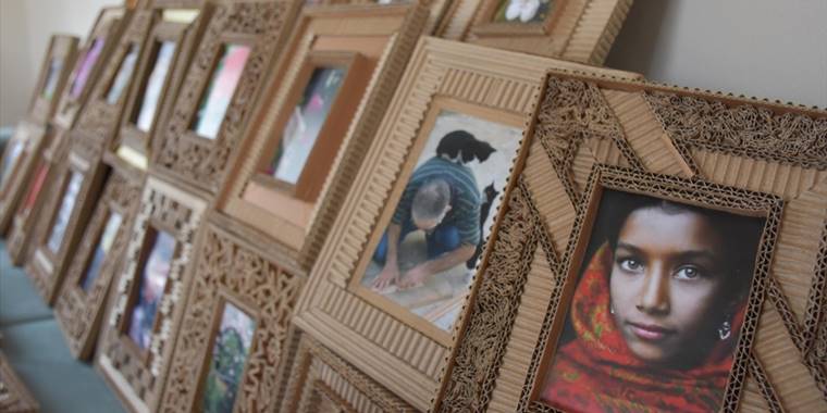 Emekli öğretmen karton parçalarından çerçeve yapıyor