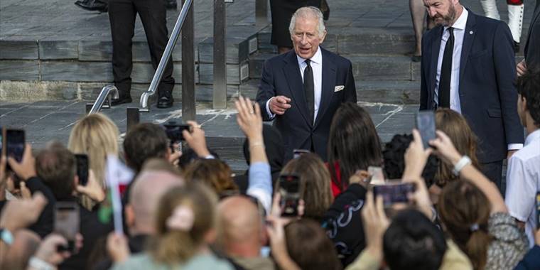 Kral 3. Charles Galler'de bir vatandaş tarafından protesto edildi