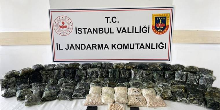 İstanbul'da düzenlenen operasyonda 300 bin uyuşturucu hap ele geçirildi