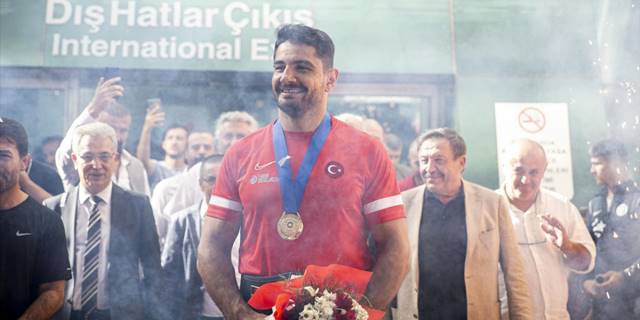 Sırbistan'da 3. kez dünya şampiyonu olan Taha Akgül, Ankara'da çiçeklerle karşılandı