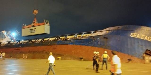 İskenderun’da limanda su alan konteyner gemisi battı