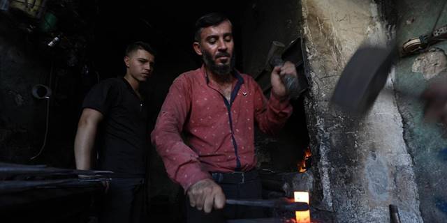 Suriye'nin Bab ilçesindeki son sıcak demir ustası Nago, atölyesinde mesleğini yaşatıyor