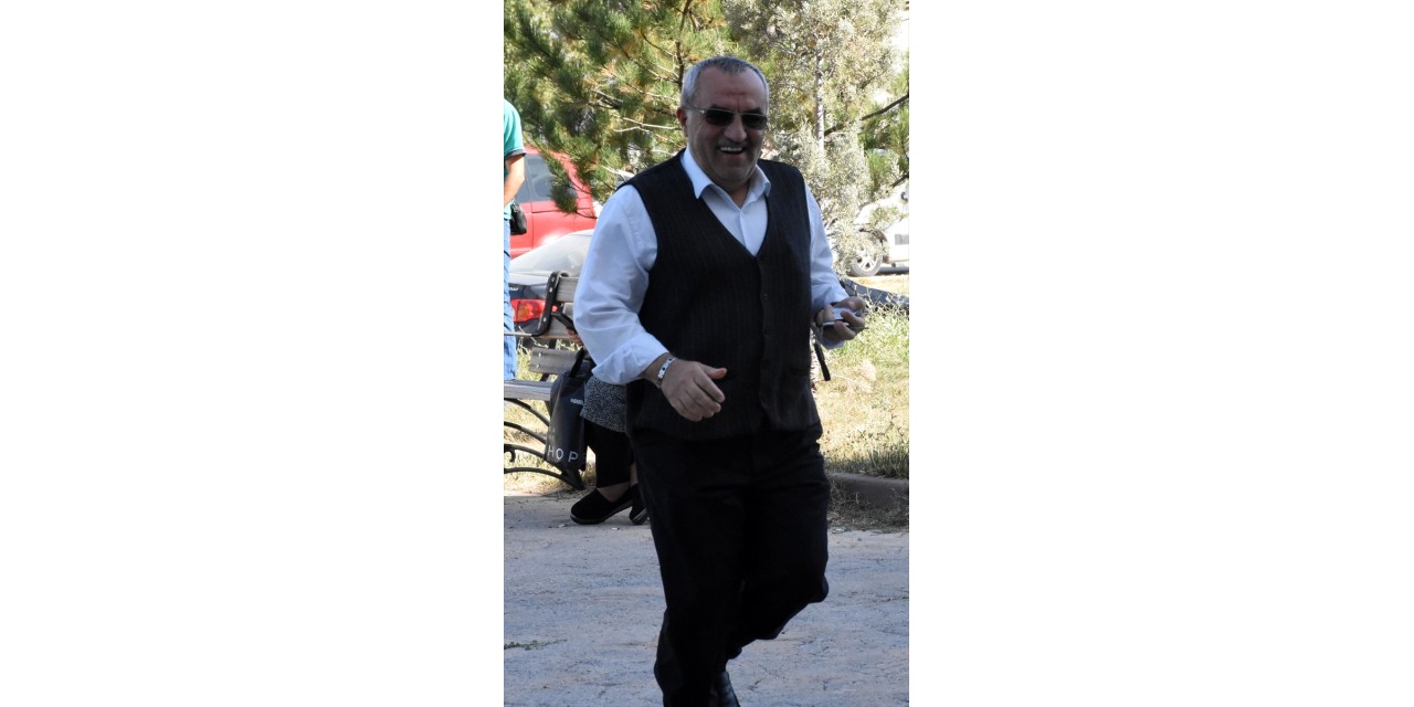 Sivas'ta KPSS'ye giren kızının kimliğini son anda yetiştiren baba alkışlarla karşılandı