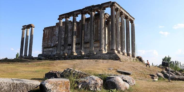 Aizanoi Antik Kenti kazısında mermer güneş saati bulundu
