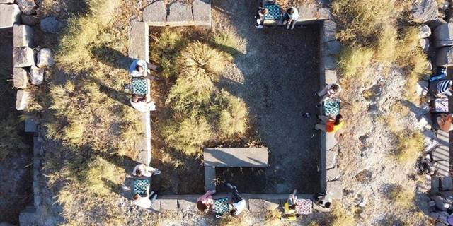 Çocuklar Urartu şehrinde satranç oynadı