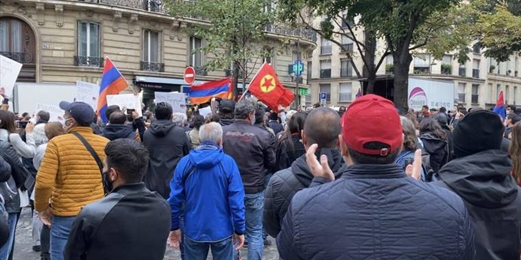 Ermeni protestocular Azerbaycan'ın Paris Büyükelçiliğine saldırdı