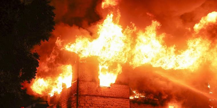 Zeytinburnu'nda Tarihi Merkez Efendi Fırını çıkan yangında alev alev yandı