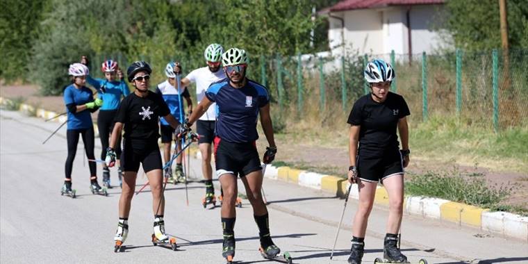Kış olimpiyatlarına katılabilmek için asfalt zeminde çalışıyorlar