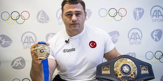 Milli güreşçi Rıza Kayaalp, beşinci dünya şampiyonluğunu kızı Ay Vera sayesinde kazandı