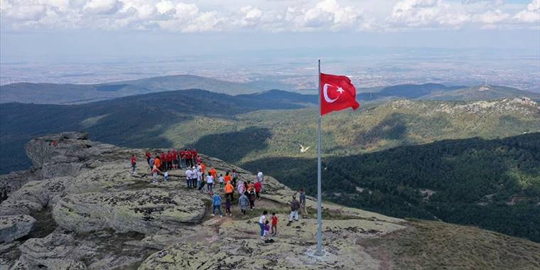 Gaziler anısına 1336 metrelik Çataldağ'a Türk bayrağı astılar