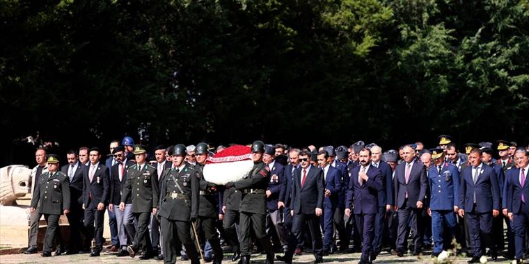 Ankara Valisi Şahin, Gaziler Günü dolayısıyla Anıtkabir'i ziyaret etti