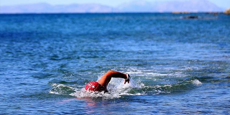 Yüzücü Alper Sunaçoğlu, Gaziler Günü'nde Gökçeada'ya 8 saat 14 dakikada yüzdü