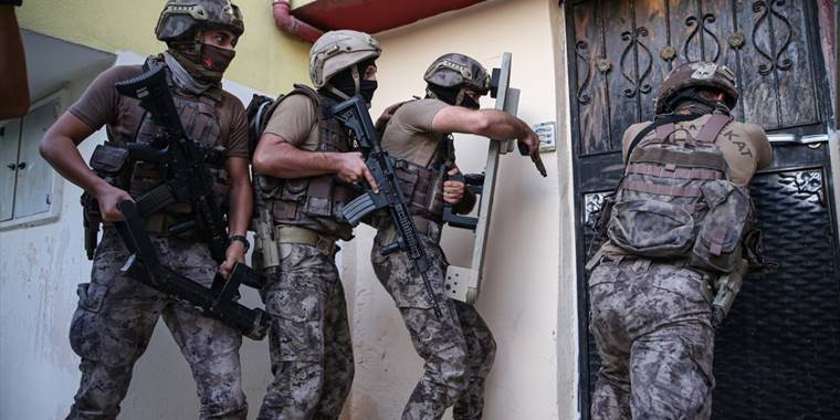 Mersin'de tefecilik operasyonunda 13 zanlı yakalandı