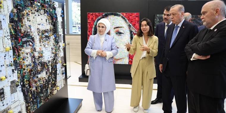 Erdoğan çifti, Türkevi'nde açılan atık sergisini gezdi
