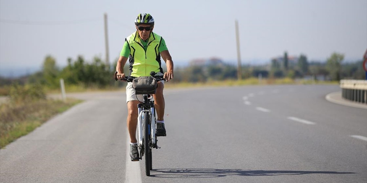 Emekli öğretmen bisikletiyle günlük 40 kilometre yol katediyor