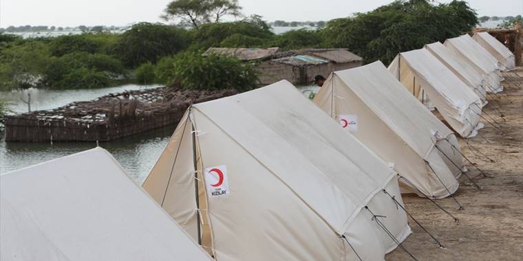 Türk Kızılay'ın Pakistan'a gönderdiği çadırlara selzedeler yerleşmeye başladı