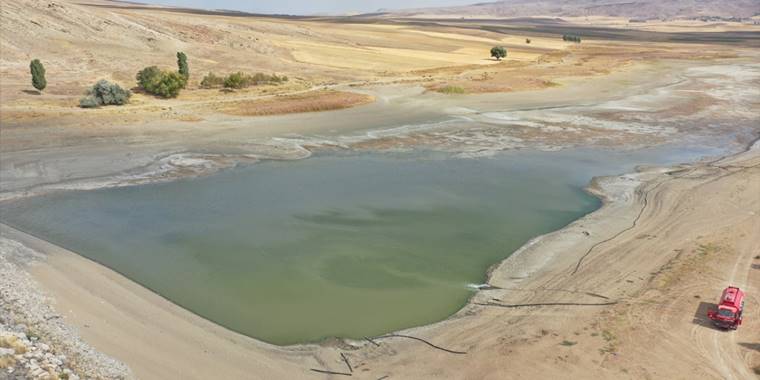 Sivas'ta kuruyan göle itfaiye ekipleri su takviyesi yapıyor