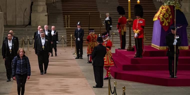 İngiltere Kraliçesi 2. Elizabeth'in tabutunu çeyrek milyondan fazla kişi ziyaret etti