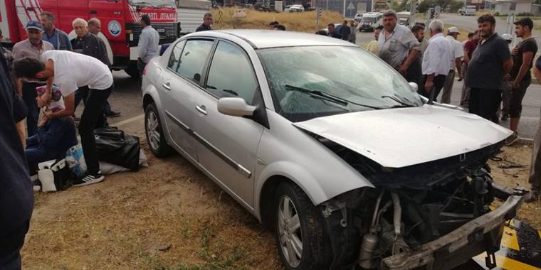 Sivas'ta otomobillerin çarpışması sonucu 5 kişi yaralandı