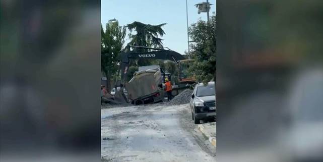 Avcılar’da İBB'nin altyapı çalışması sırasında su borusu patladı