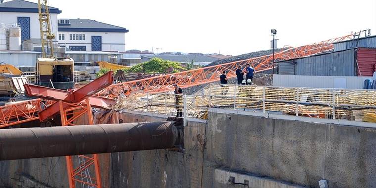 Sancaktepe'de metro inşaatında kule vincinin devrilmesi sonucu 2 kişi öldü