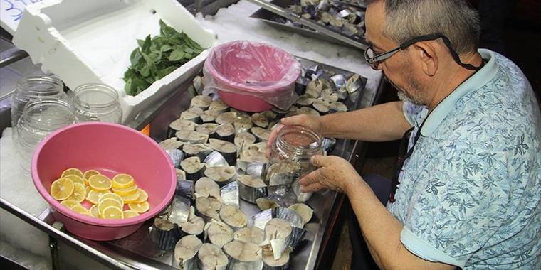 Karadeniz'de bol avlanan palamut, lakerda olarak tezgahlardaki yerini erken aldı