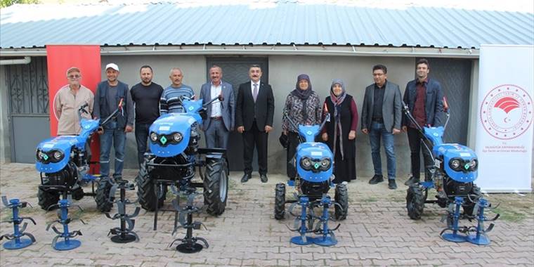 Yalıhüyük'te hibe kapsamında bahçe tipi 4 el traktör çiftçilere teslim edildi