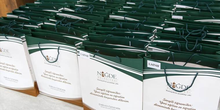 Niğde Belediyesi öğrencilere kırtasiye yardımı yaptı