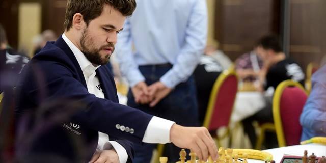 Rakibinin hile yaptığına inanan Carlsen, ilk hamlesinin ardından oyundan çekildi