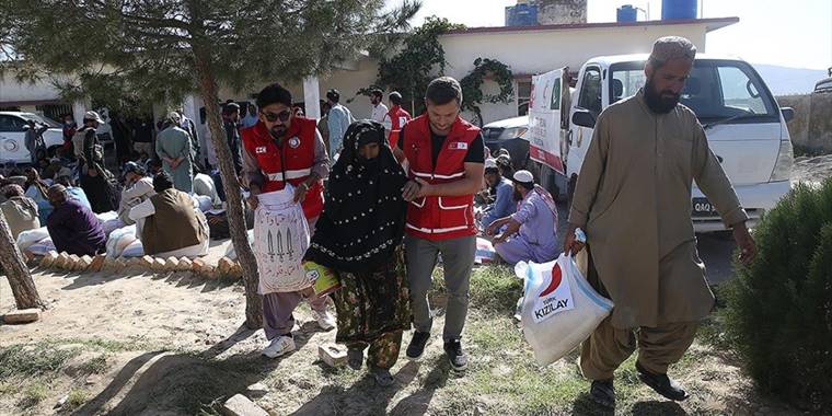 Türk Kızılay, yaptığı yardımlarla Pakistanlı selzedelerin yüzünü güldürdü