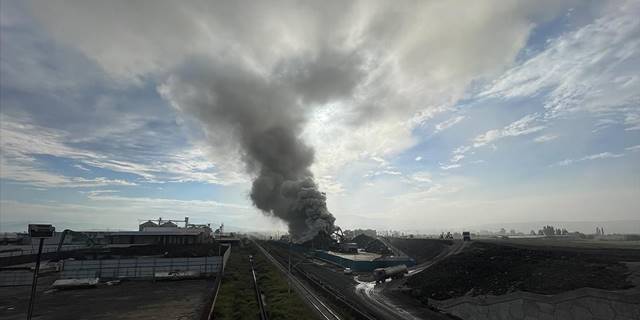 Osmaniye'de geri dönüşüm tesisinde çıkan yangına müdahale ediliyor