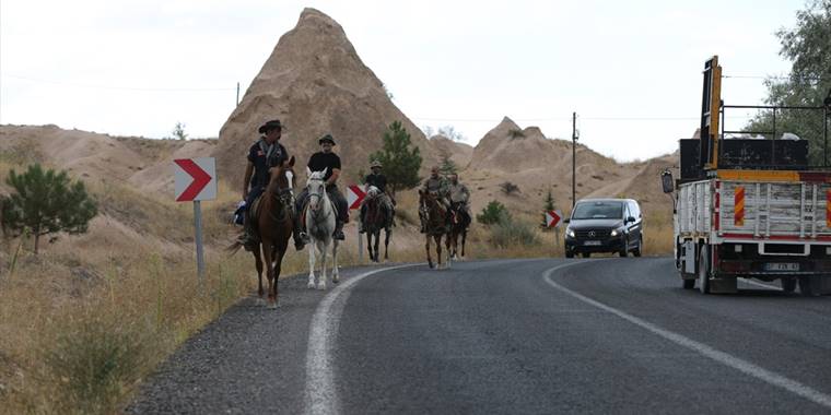 Ürgüplü Gazi Bekir Çavuş'un kabir toprağı at sırtında 6 günde memleketine getirildi