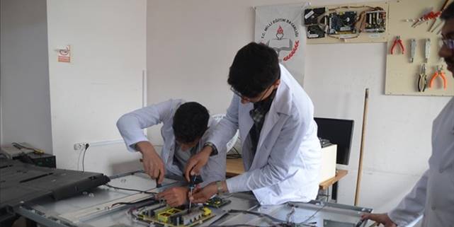 Mesleki ve teknik ortaöğretim kurumlarından ekonomiye 1 milyar 75 milyon liralık katkı