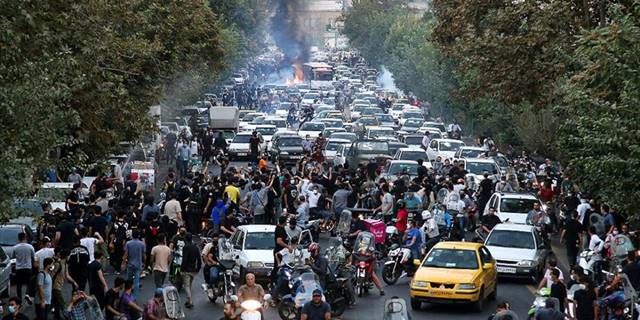 İran'da gözaltına alınan kadının ölmesi üzerine başlayan gösteriler 6. gününde
