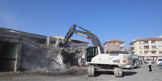 Niğde'de Eski Sanayi Sitesi'nde boşaltılan iş yerlerinin yıkımına başlandı