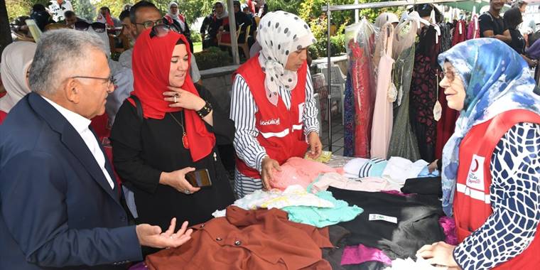 Kayseri'de öğrenciler yararına kermes açıldı