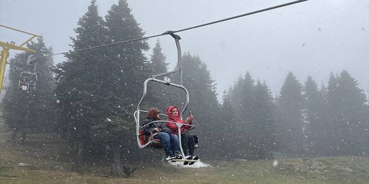Uludağ'da mevsimin ilk kar yağışı etkili oluyor