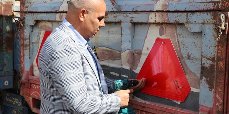 Niğde'de çiftçilere traktörlerine takmaları için reflektör dağıtıldı