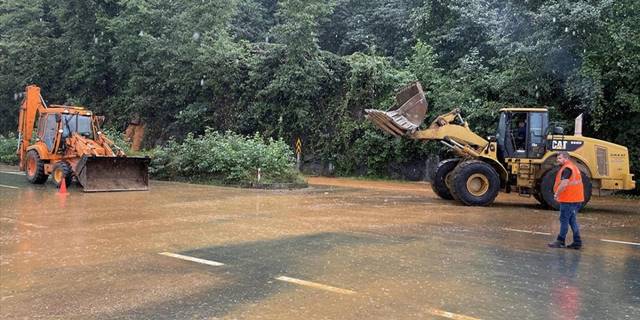 Rize'de etkili olan sağanak ulaşımı kısmen aksattı