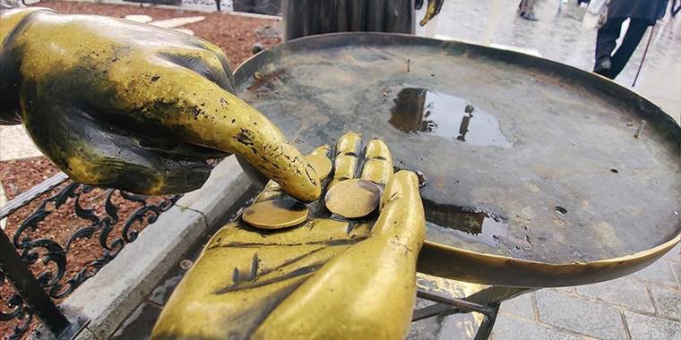 Eminönü Meydanı'ndaki simitçi heykelinin bronz simitleri çalındı