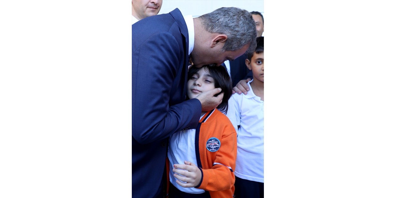 Milli Eğitim Bakanı Özer, MEV Gökkuşağı Özel Eğitim İlkokulu öğrencilerini ziyaret etti: