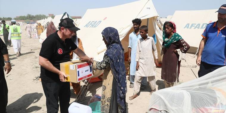 AFAD, Pakistan'daki selzedelere 500 koli gıda maddesi dağıttı