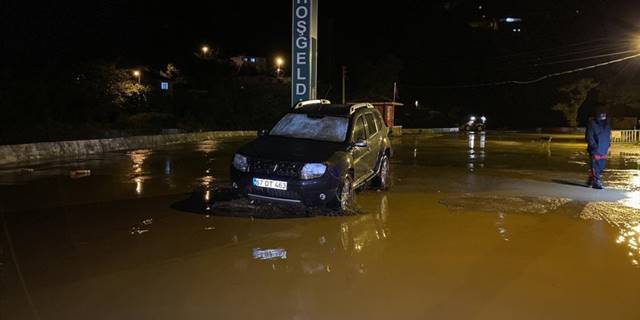 Zonguldak'ta sağanak nedeniyle Ilıksu Deresi taştı