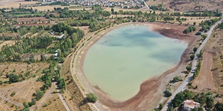 Kuraklıktan etkilenen Serpincik Göleti'nin suyu çekildi